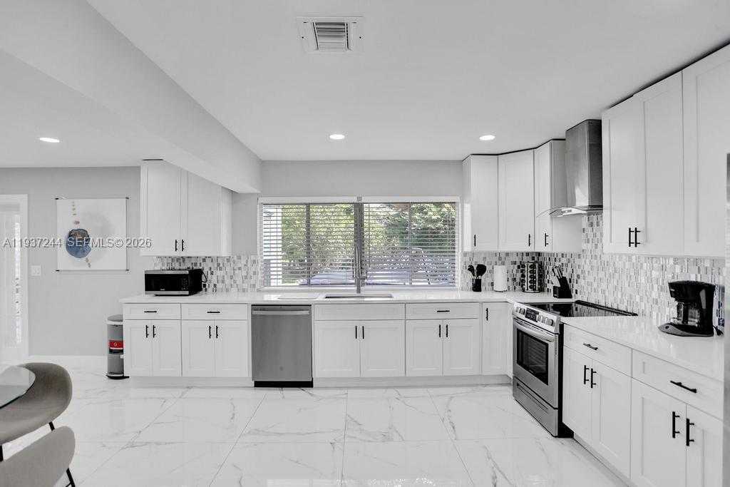 Small Image of 6 SOUTH EAST 11TH CT, Deerfield Beach Number 10