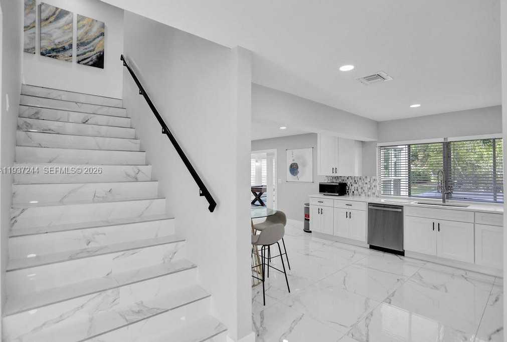 Small Image of 6 SOUTH EAST 11TH CT, Deerfield Beach Number 3