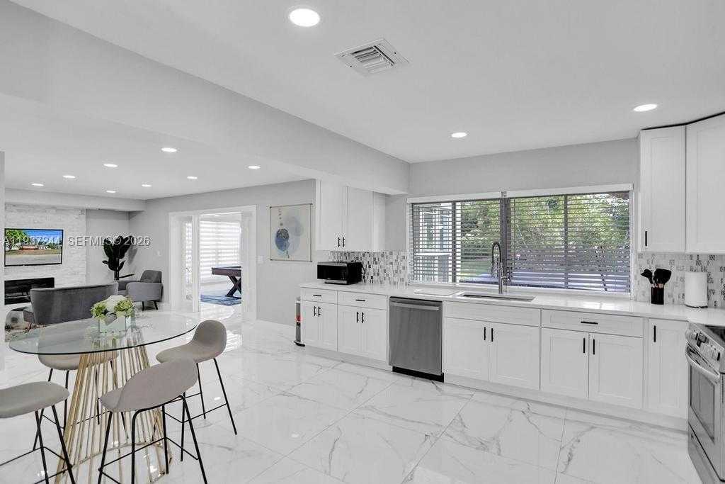 Small Image of 6 SOUTH EAST 11TH CT, Deerfield Beach Number 4