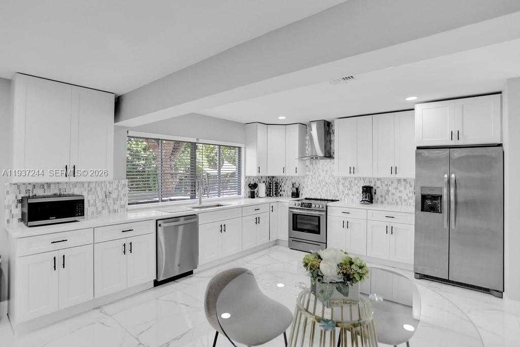 Small Image of 6 SOUTH EAST 11TH CT, Deerfield Beach Number 9