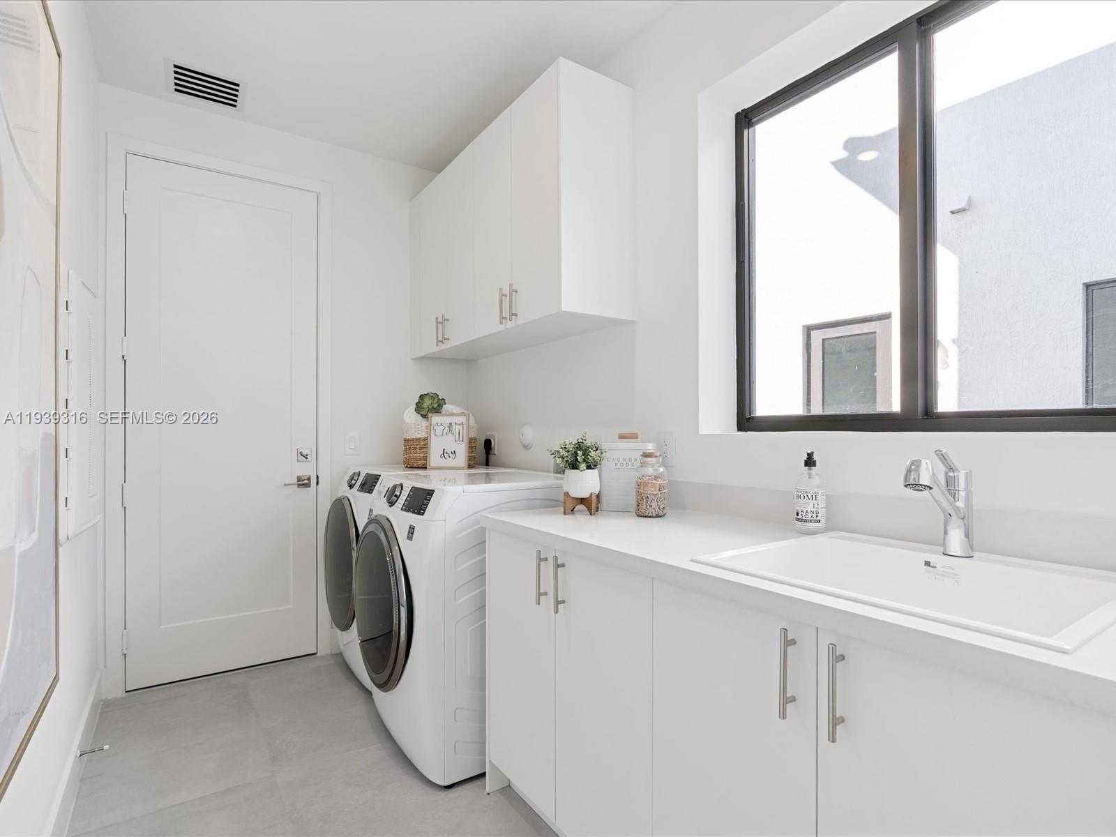 Small Image of 19701 NORTH EAST 16 PI, Miami Number 96