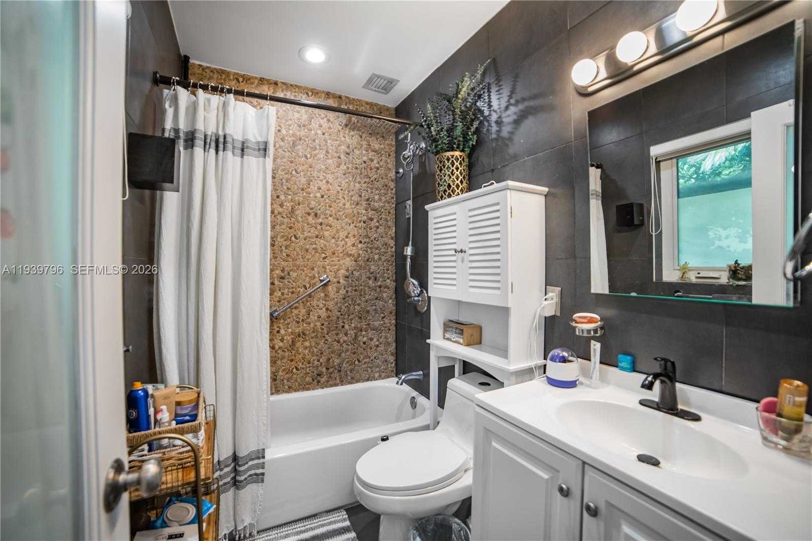 Small Image of 680 NORTH EAST 81 STREET, Miami Number 57