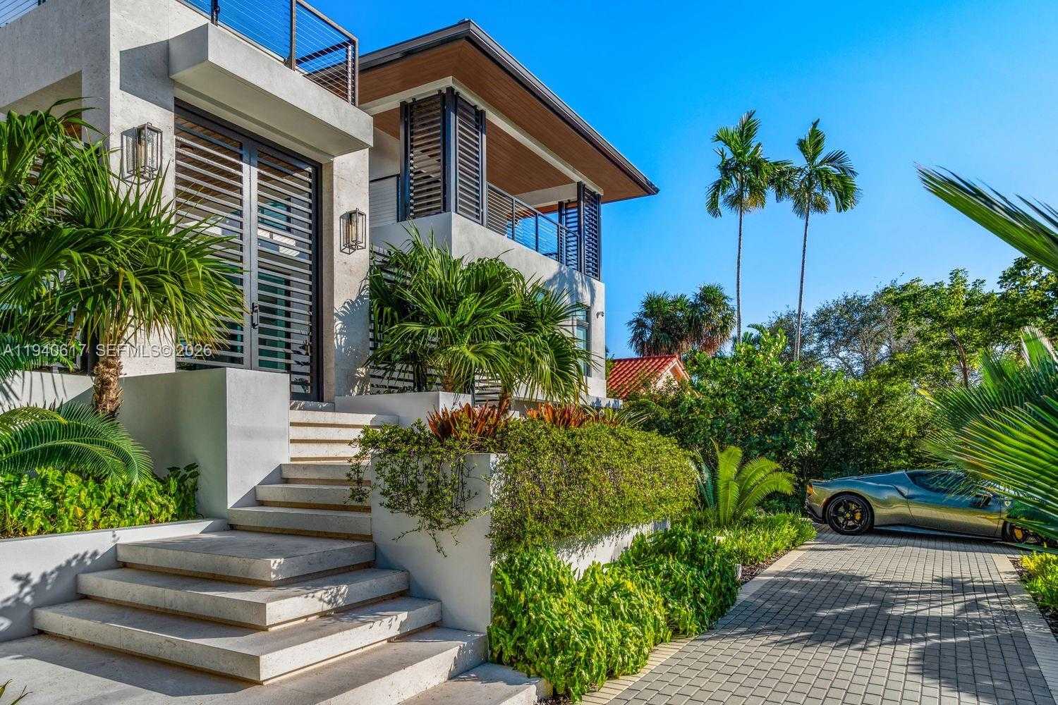 Small Image of 6853 SUNRISE CT, Coral Gables Number 3