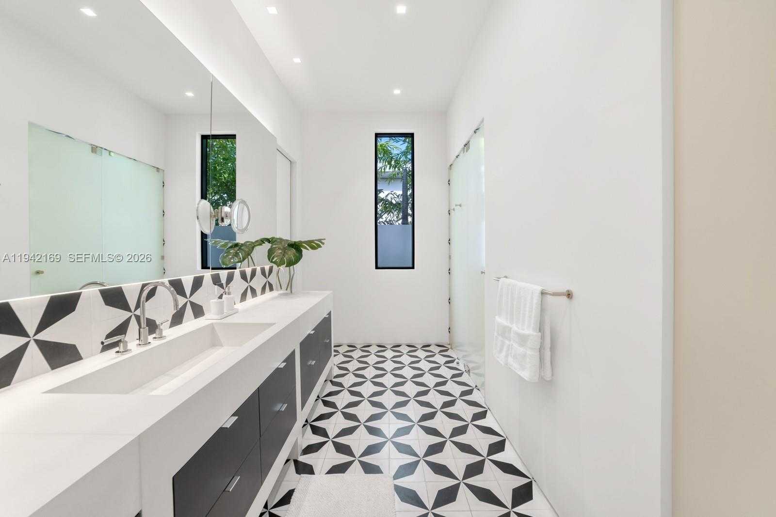 Small Image of 33 EAST DILIDO DR, Miami Beach Number 28