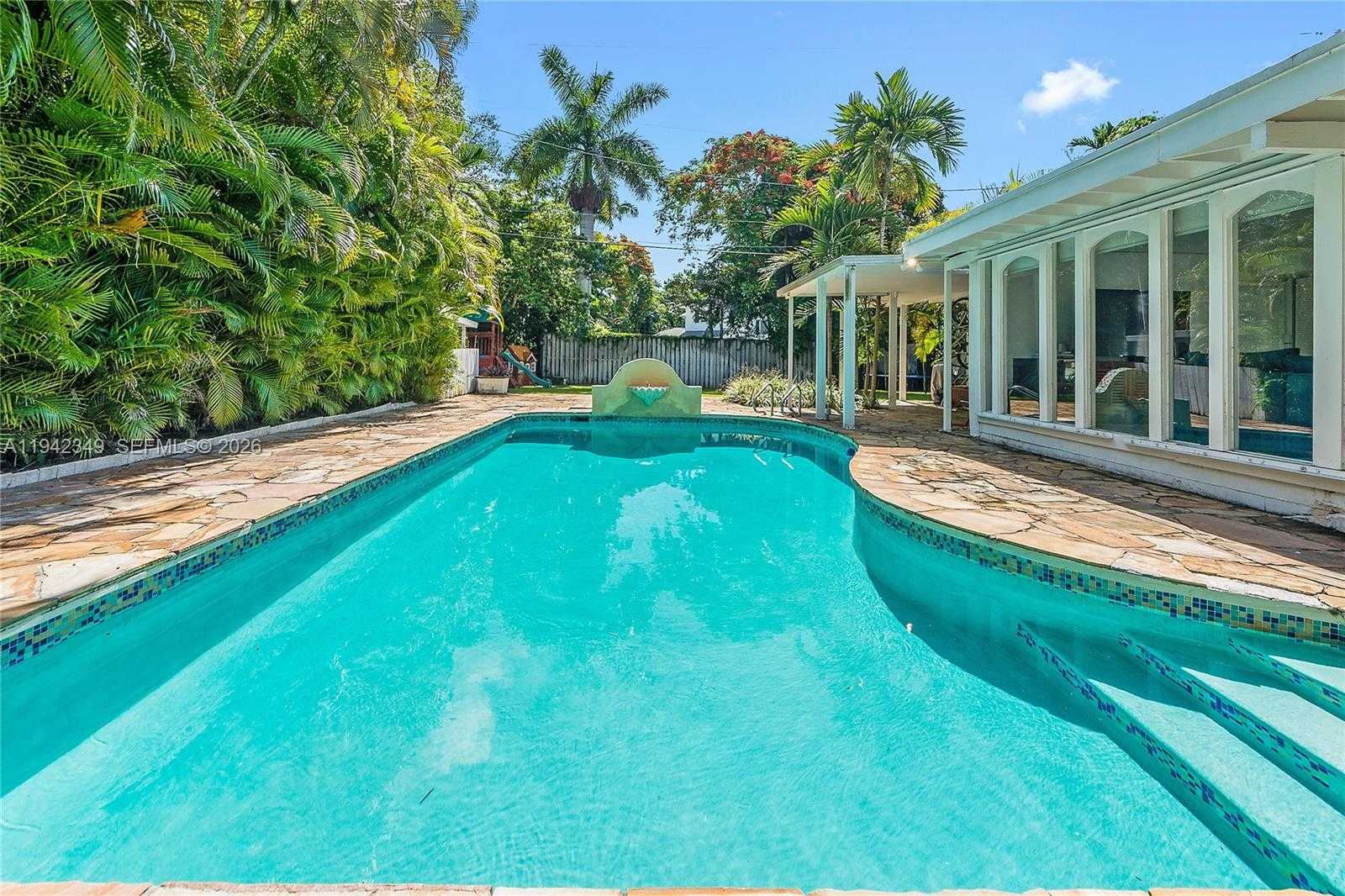 Small Image of 4255 LENNOX DR, Miami Number 17