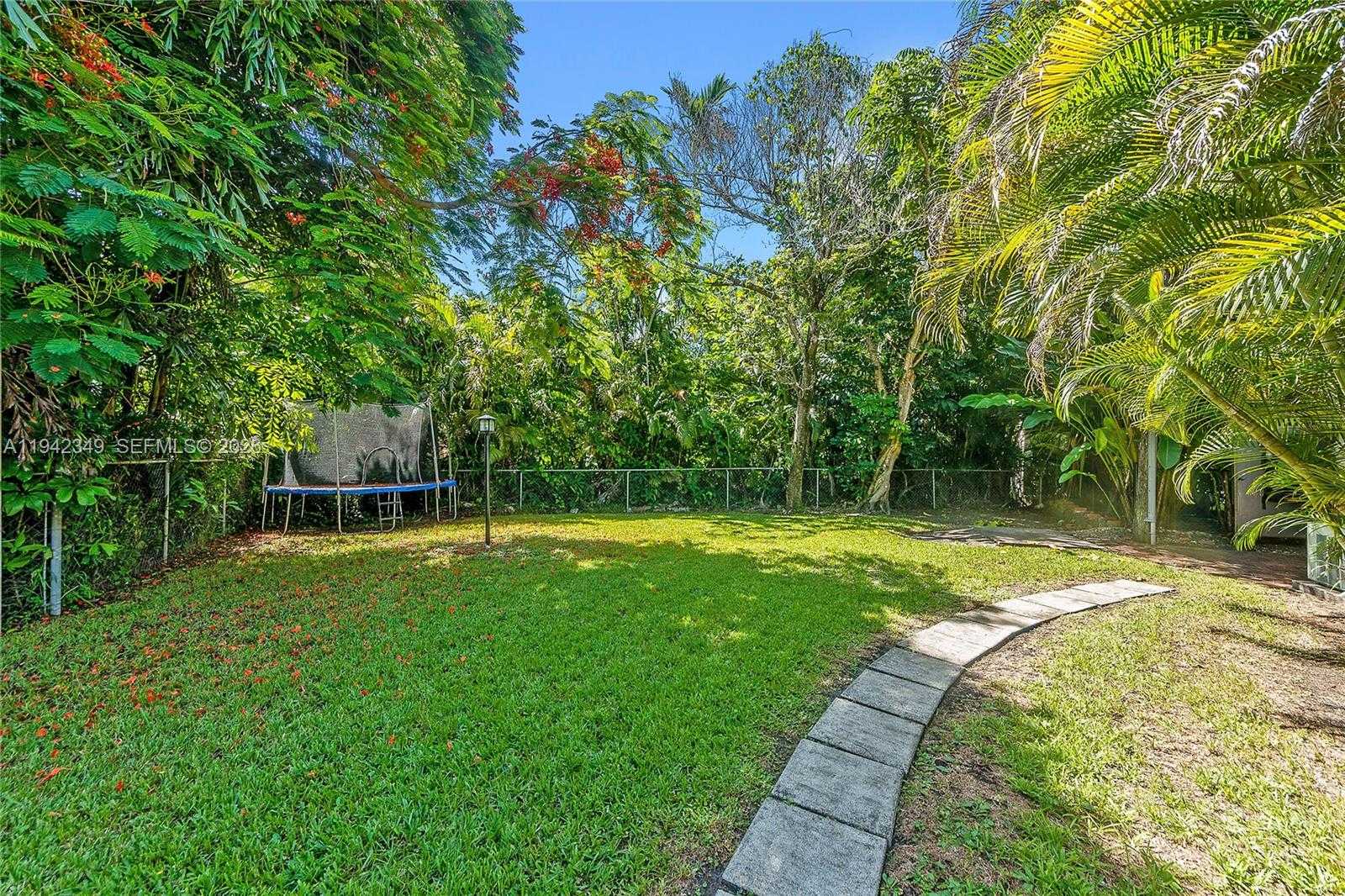 Small Image of 4255 LENNOX DR, Miami Number 18