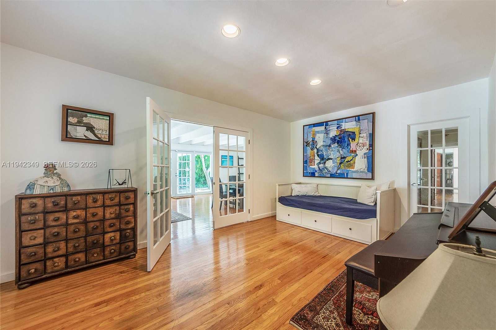 Small Image of 4255 LENNOX DR, Miami Number 5