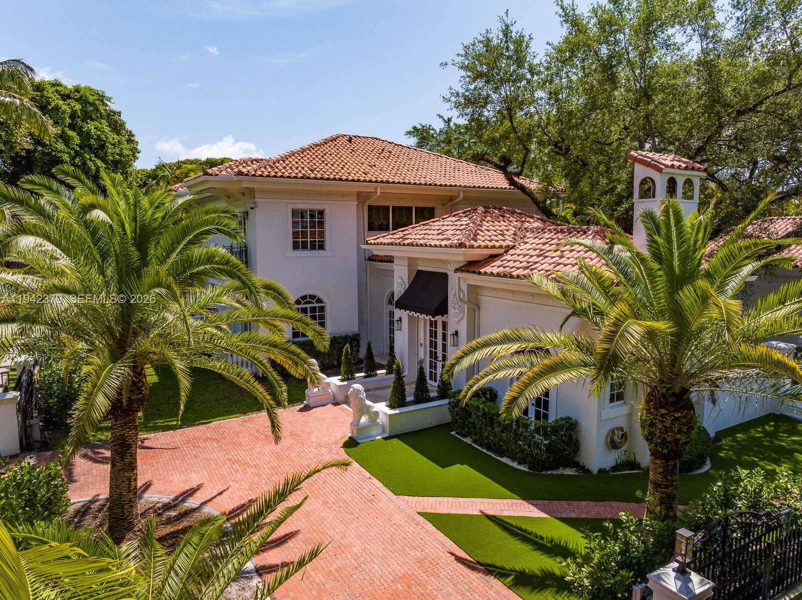 Small Image of 1224 ALMERIA AVE, Coral Gables Number 5