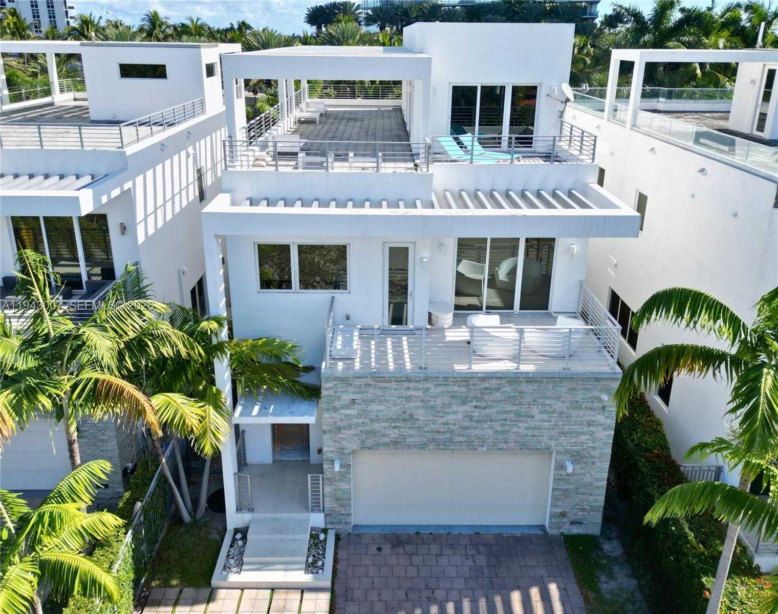 Small Image of 19005 ATLANTIC BLVD, Sunny Isles Beach Number 4