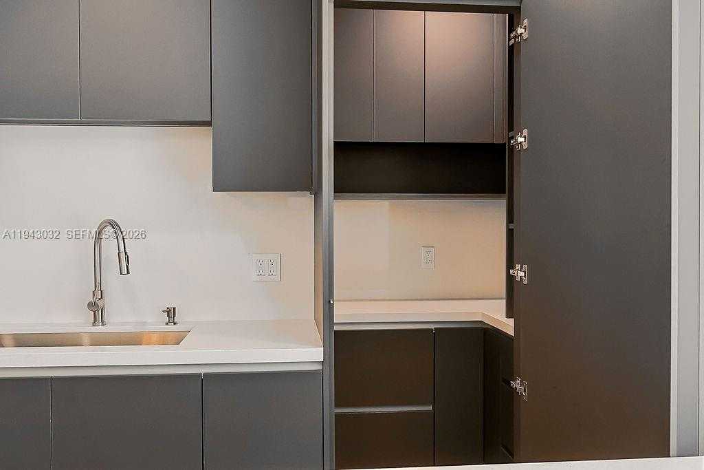 Small Image of 588 PALMETTO DR, Miami Springs Number 16