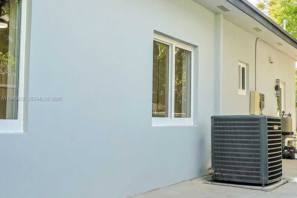 Small Image of 588 PALMETTO DR, Miami Springs Number 35