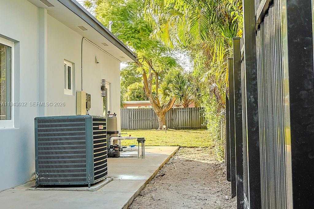 Small Image of 588 PALMETTO DR, Miami Springs Number 36