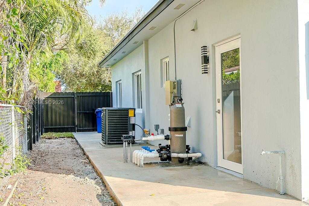 Small Image of 588 PALMETTO DR, Miami Springs Number 37
