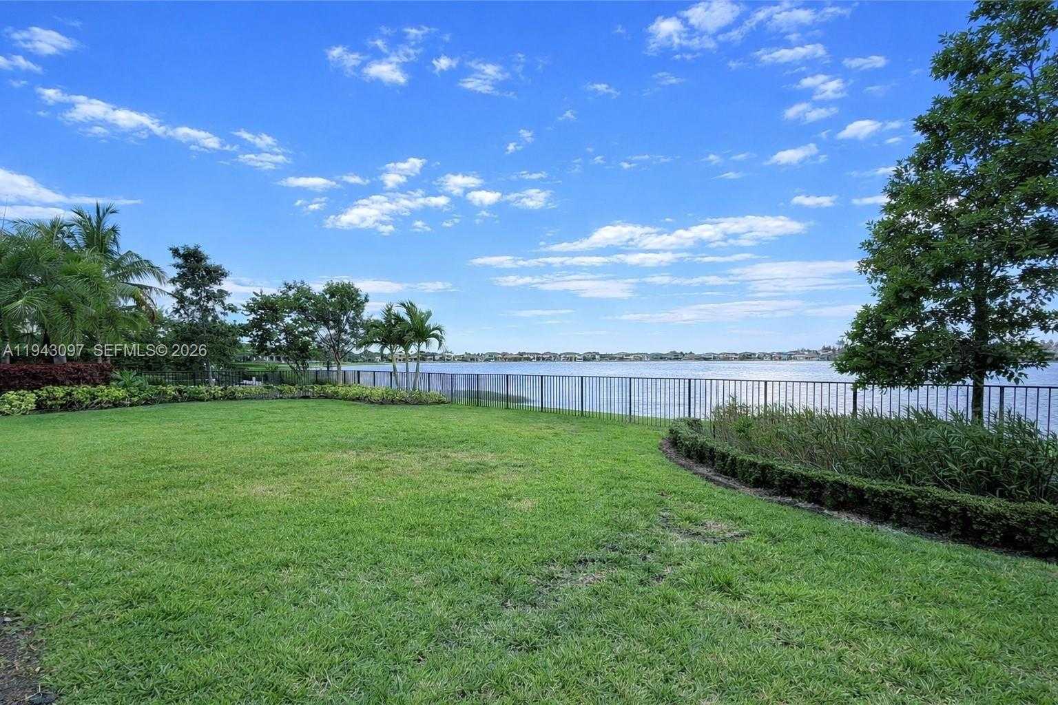 Small Image of 8725 PARKLAND BAY DR, Parkland Number 11