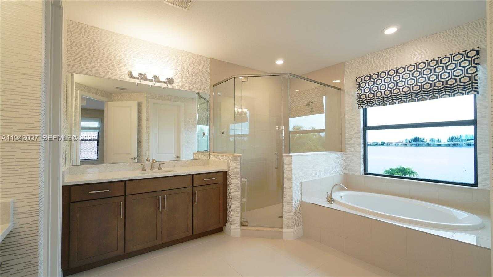 Small Image of 8725 PARKLAND BAY DR, Parkland Number 28