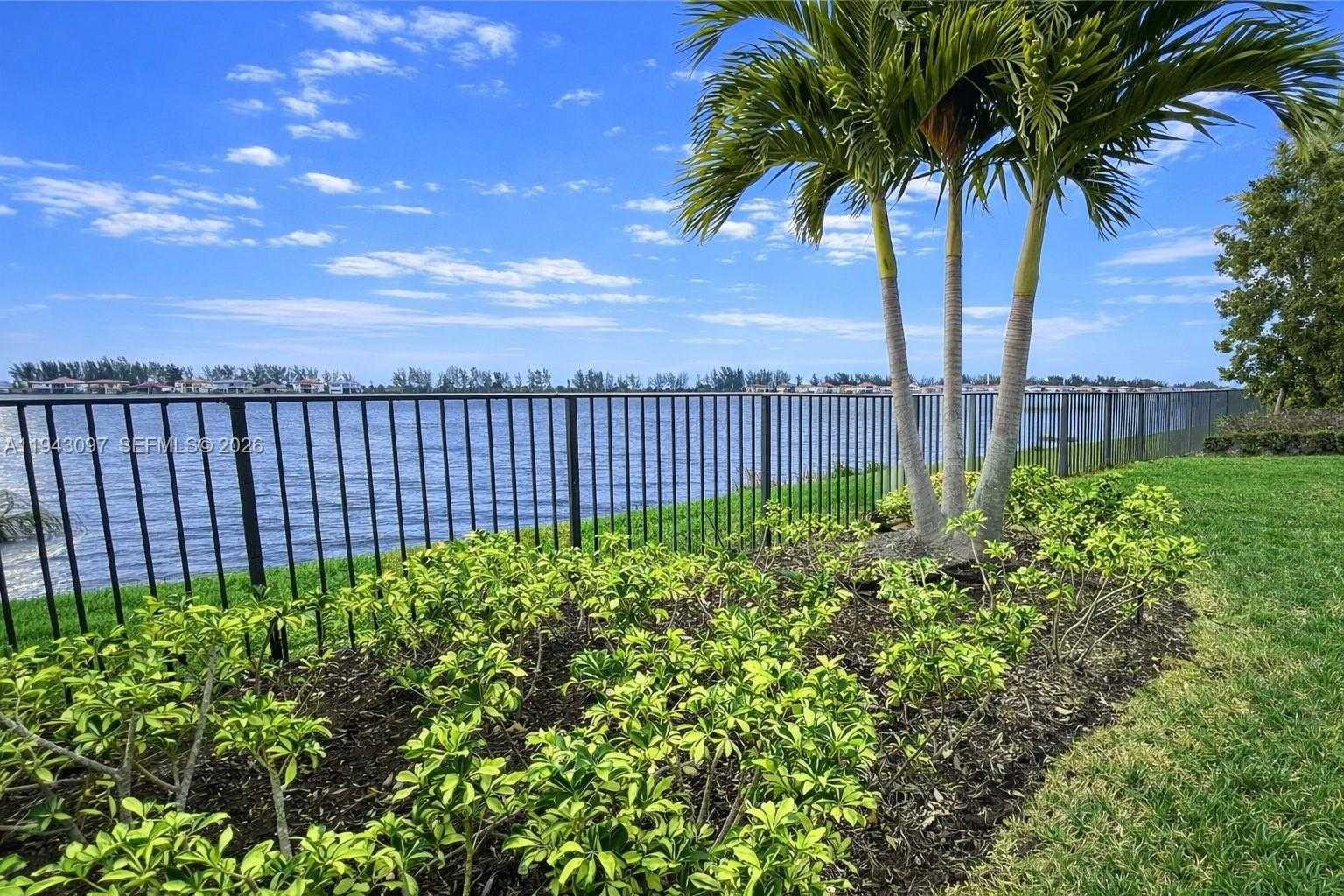 Small Image of 8725 PARKLAND BAY DR, Parkland Number 6