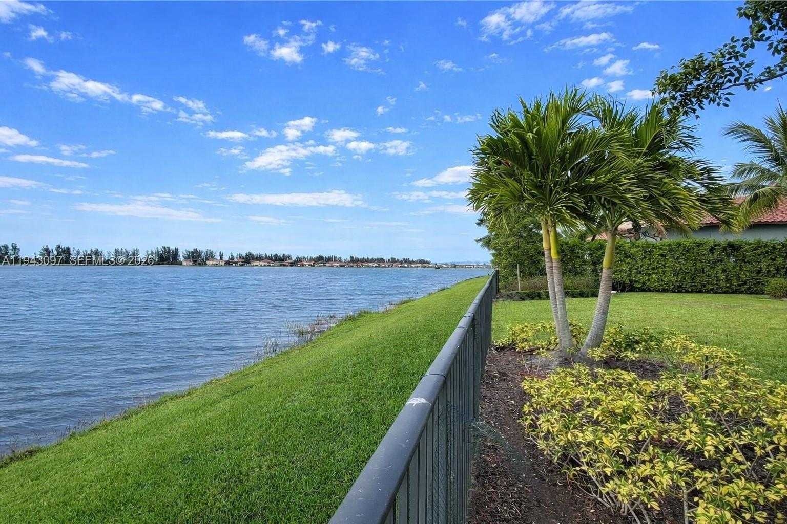 Small Image of 8725 PARKLAND BAY DR, Parkland Number 7