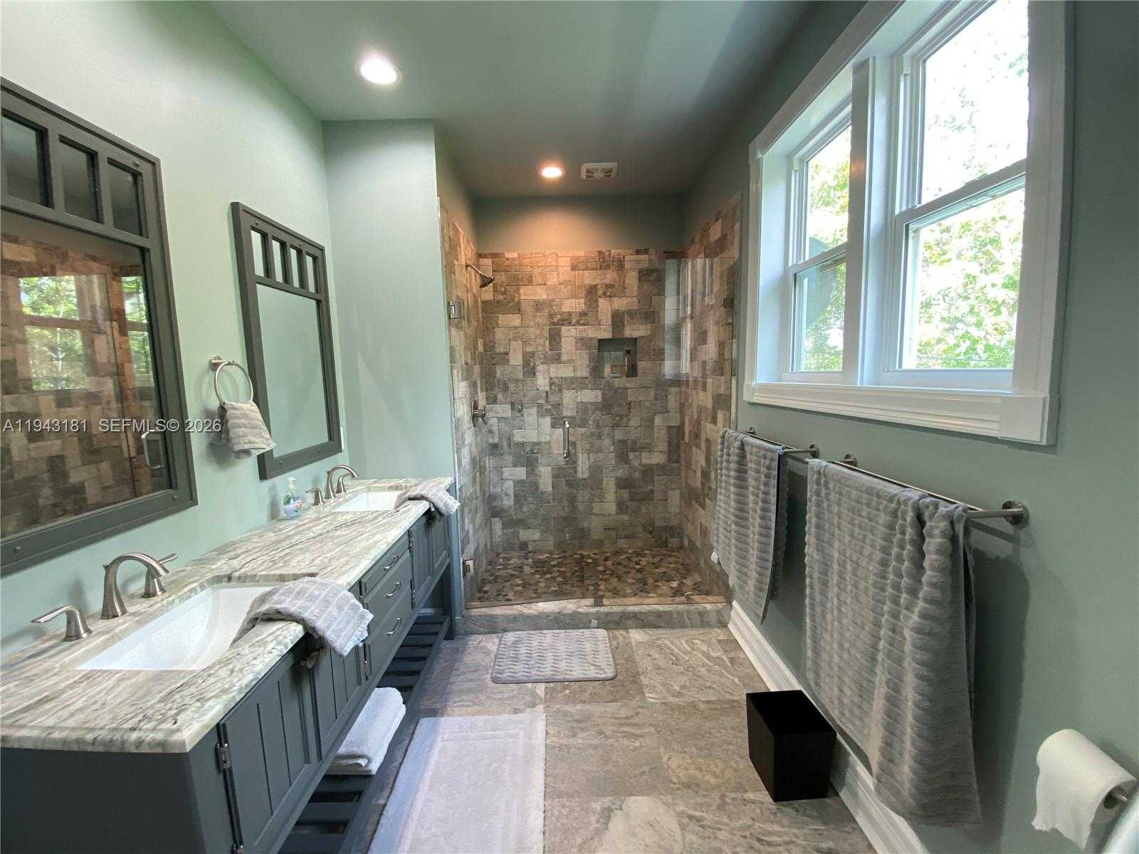 Small Image of 424 LAKE MIRROR DR, Lake Placid Number 18