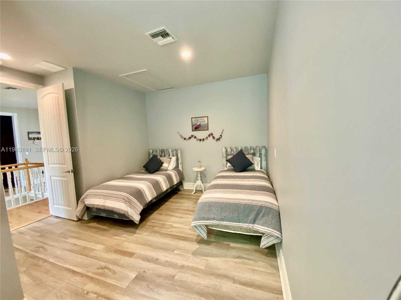 Small Image of 424 LAKE MIRROR DR, Lake Placid Number 22