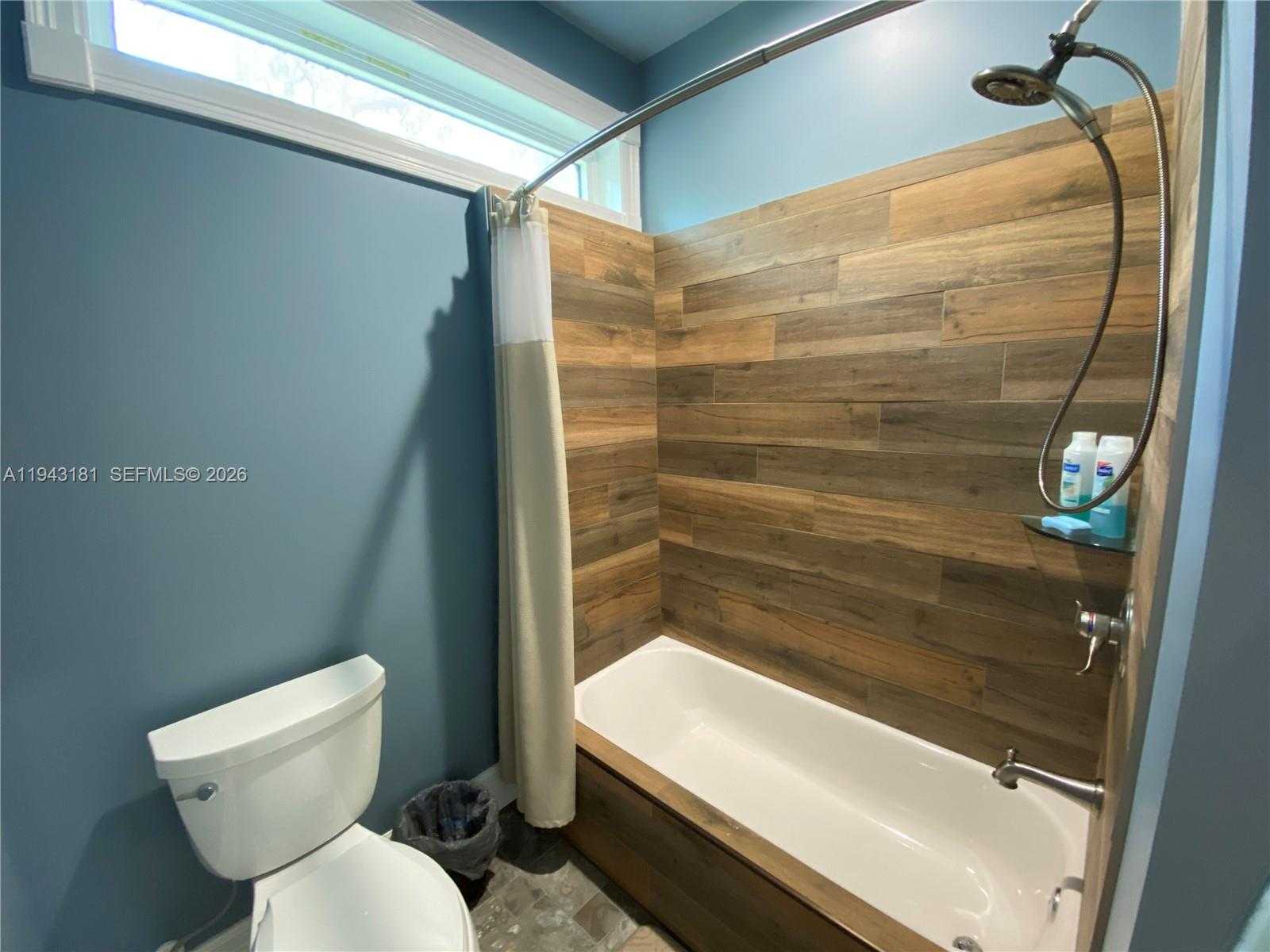 Small Image of 424 LAKE MIRROR DR, Lake Placid Number 24