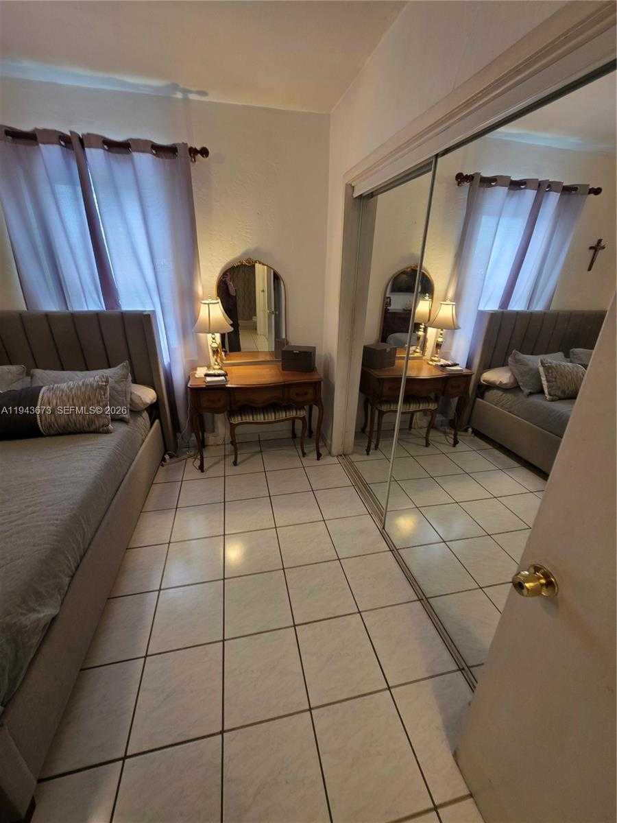 Small Image of Miami Number 22