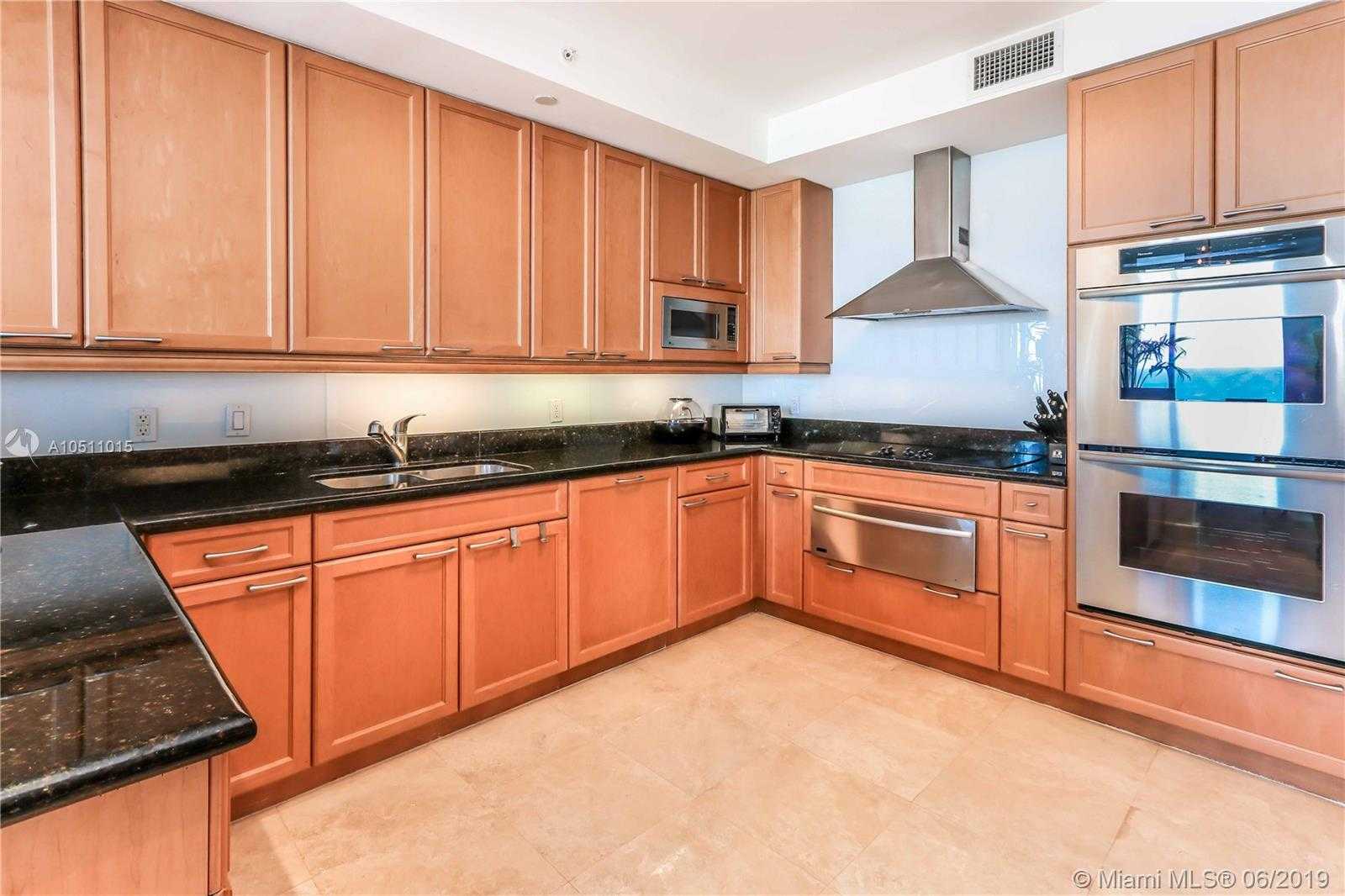 Small Image of 20201 E Country Club Dr, Miami, FL 33180, USA Number 16