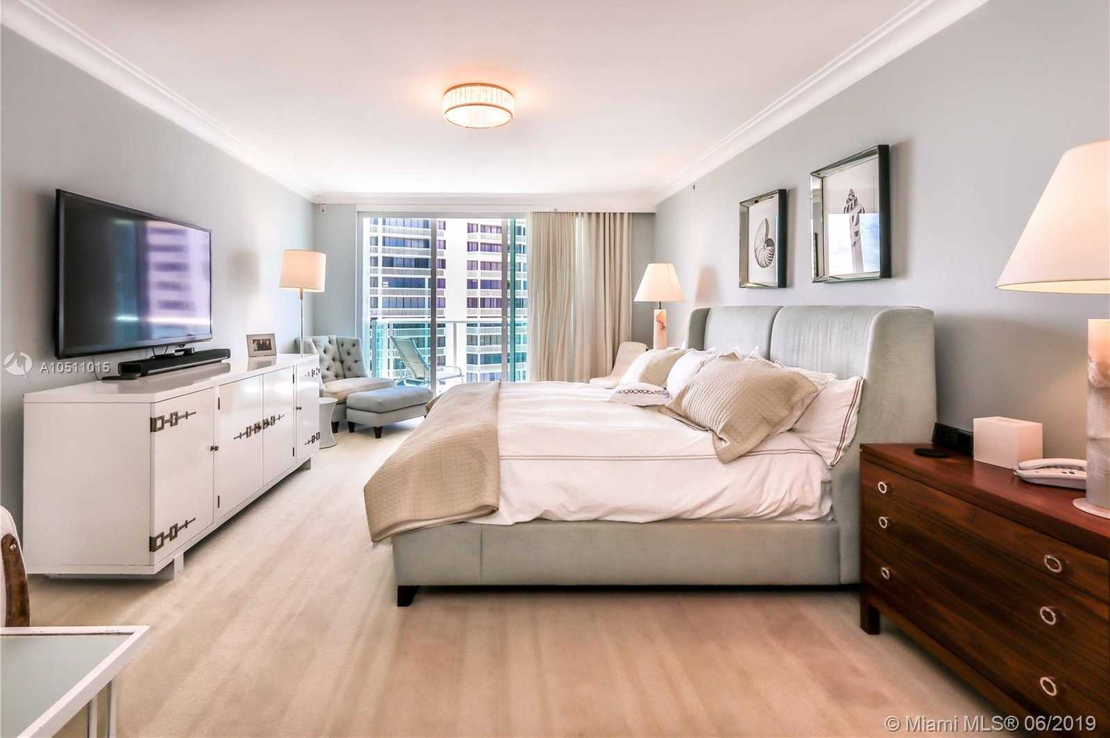 Small Image of 20201 E Country Club Dr, Miami, FL 33180, USA Number 25
