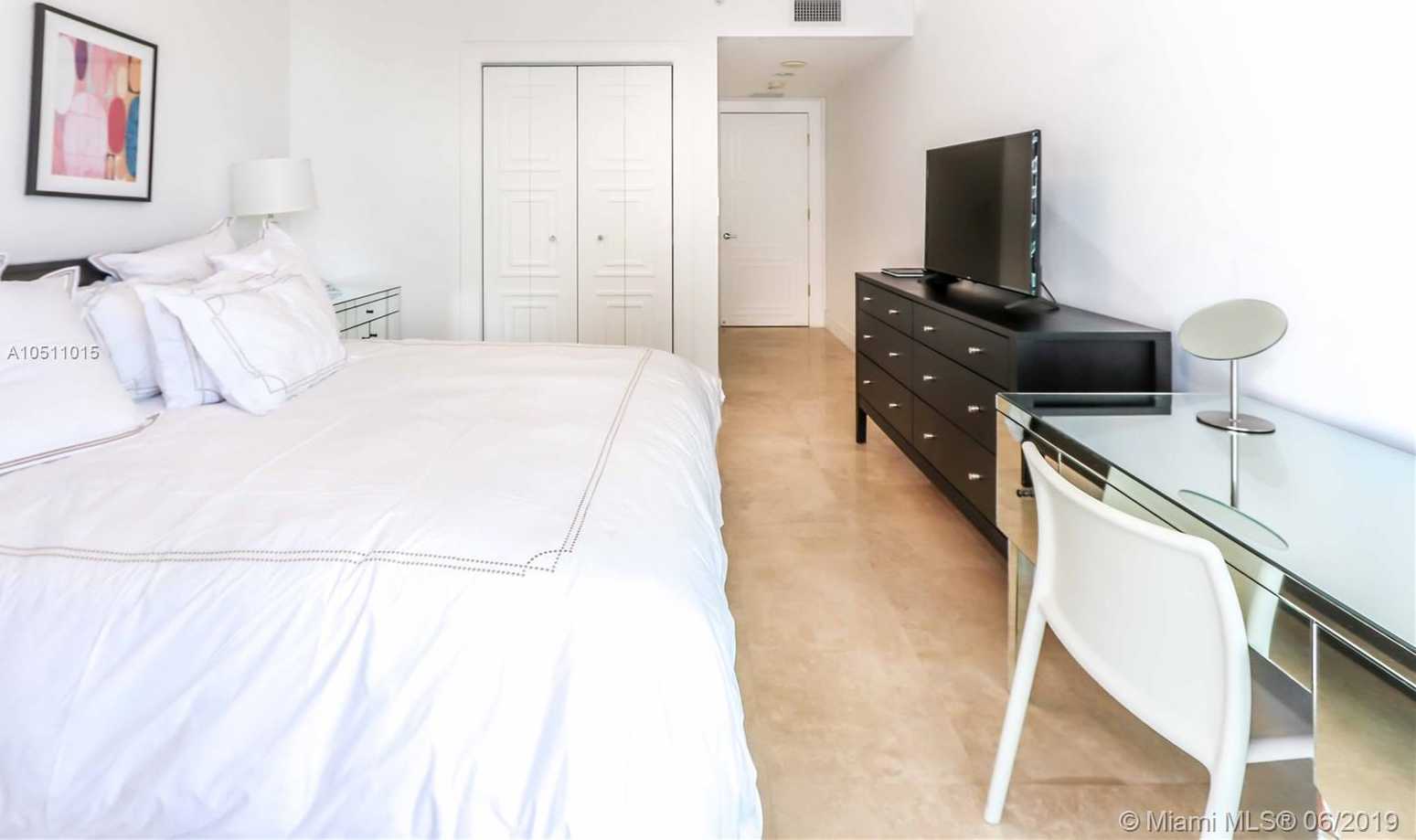 Small Image of 20201 E Country Club Dr, Miami, FL 33180, USA Number 30