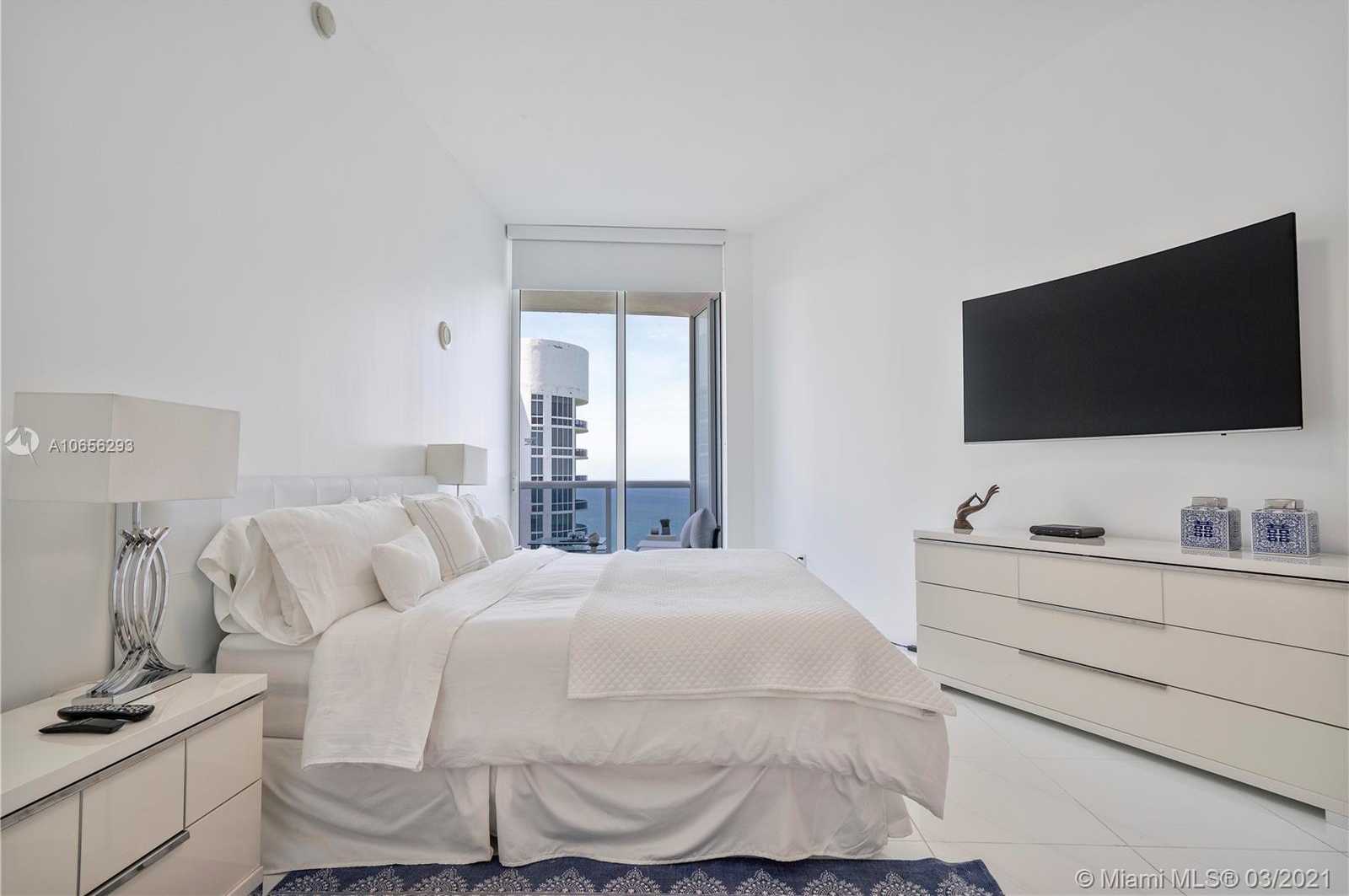 Small Image of 15811 Collins Ave, North Miami Beach, FL 33160, USA Number 14