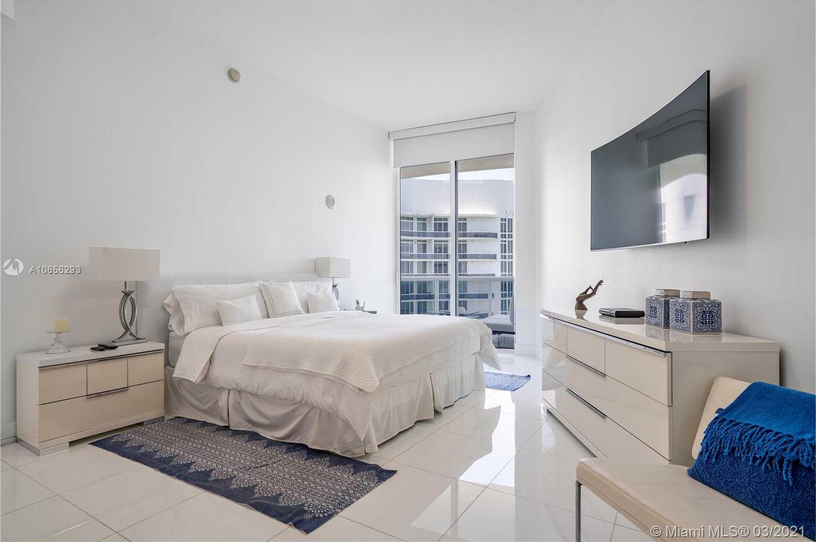 Small Image of 15811 Collins Ave, North Miami Beach, FL 33160, USA Number 15