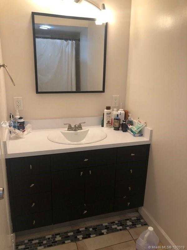 Small Image of 471 N Pine Island Rd, Plantation, FL 33324, USA Number 12