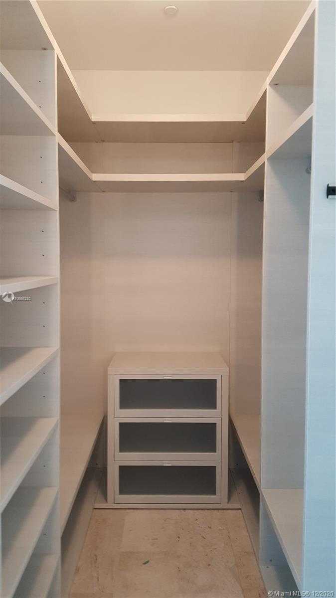 Small Image of 68 SE 6th St, Miami, FL 33131, USA Number 5