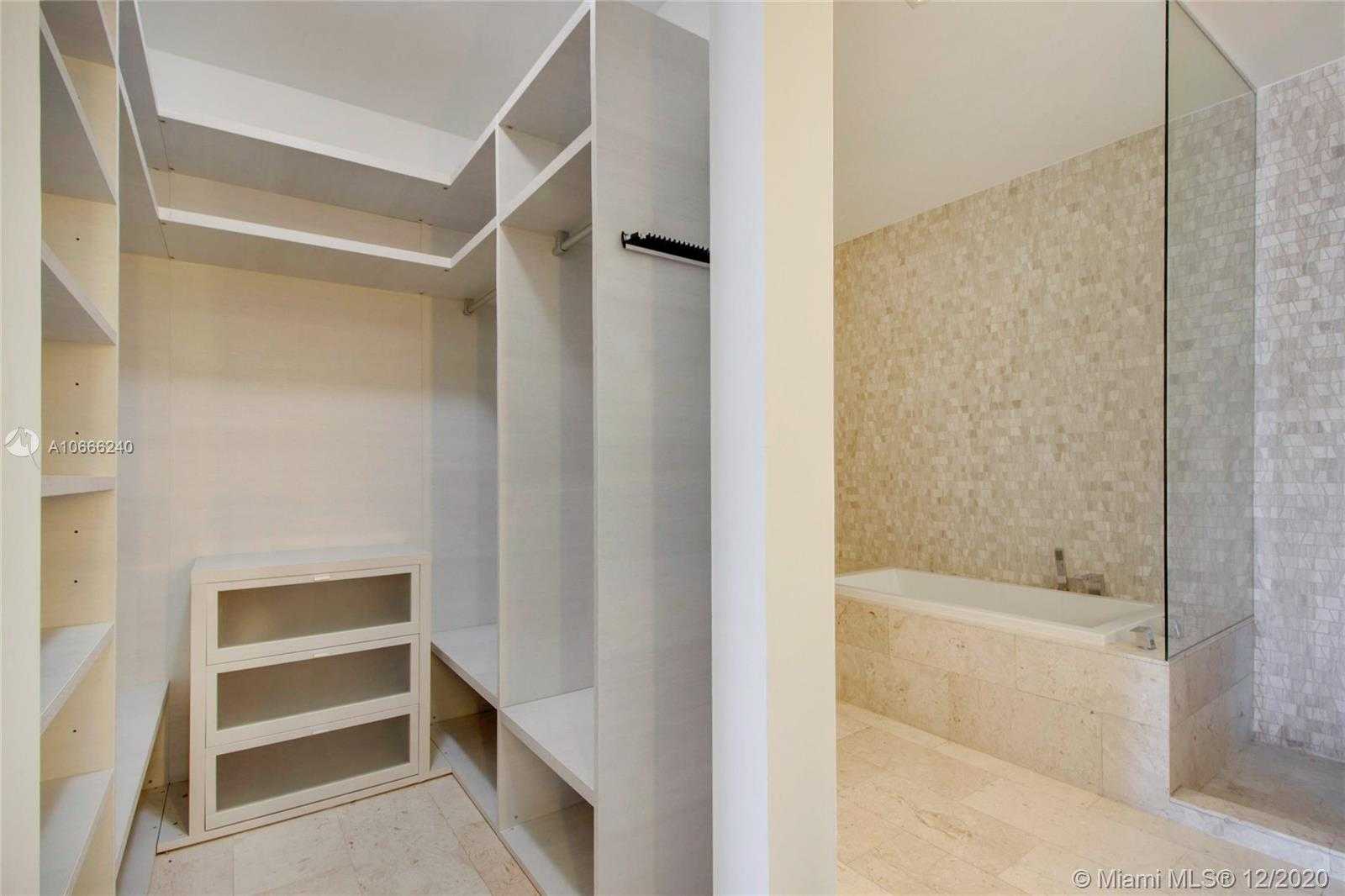Small Image of 68 SE 6th St, Miami, FL 33131, USA Number 6