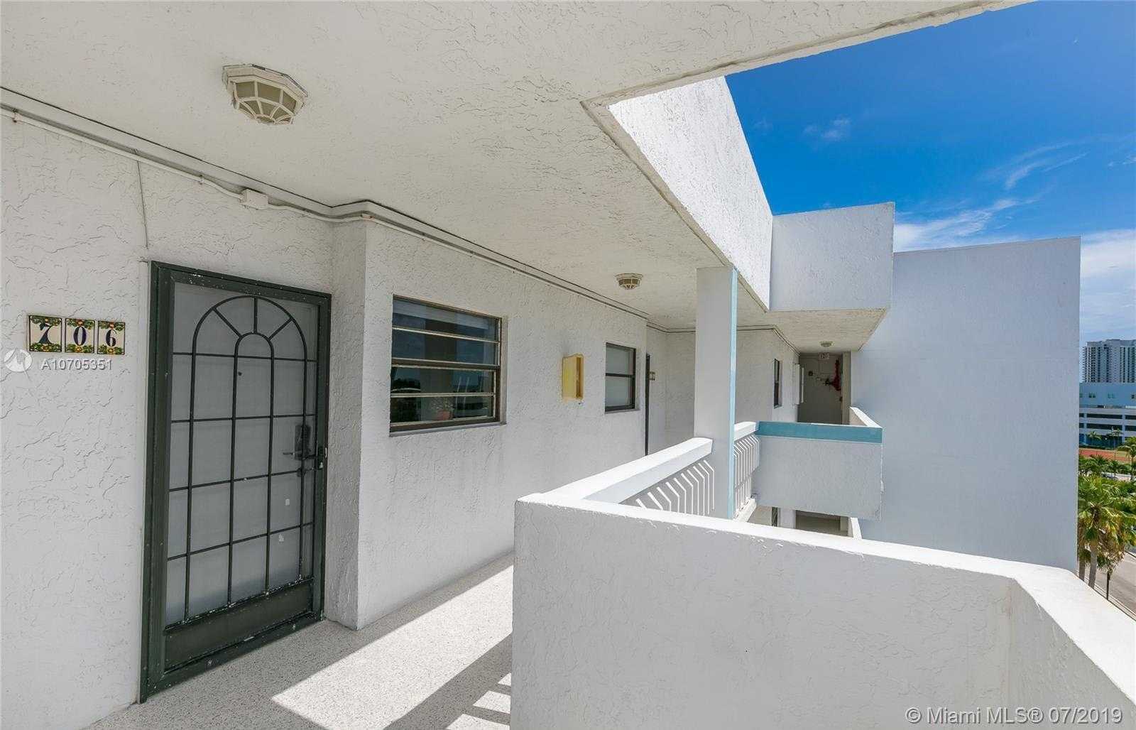 Small Image of 17900 NORTH BAY RD #PH-6, Sunny Isles Beach Number 7