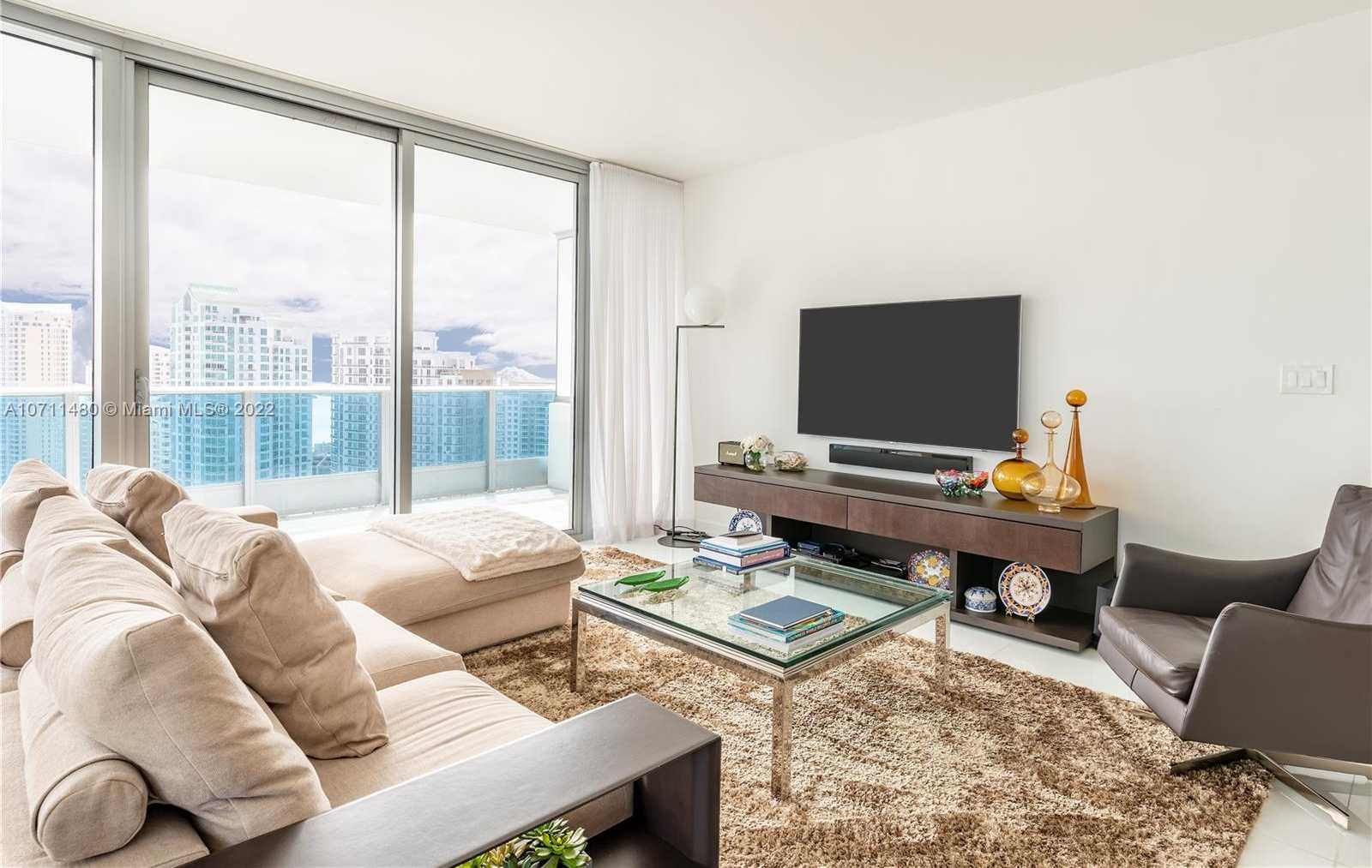 Small Image of 200 Biscayne Blvd Way, Miami, FL 33131, USA Number 2
