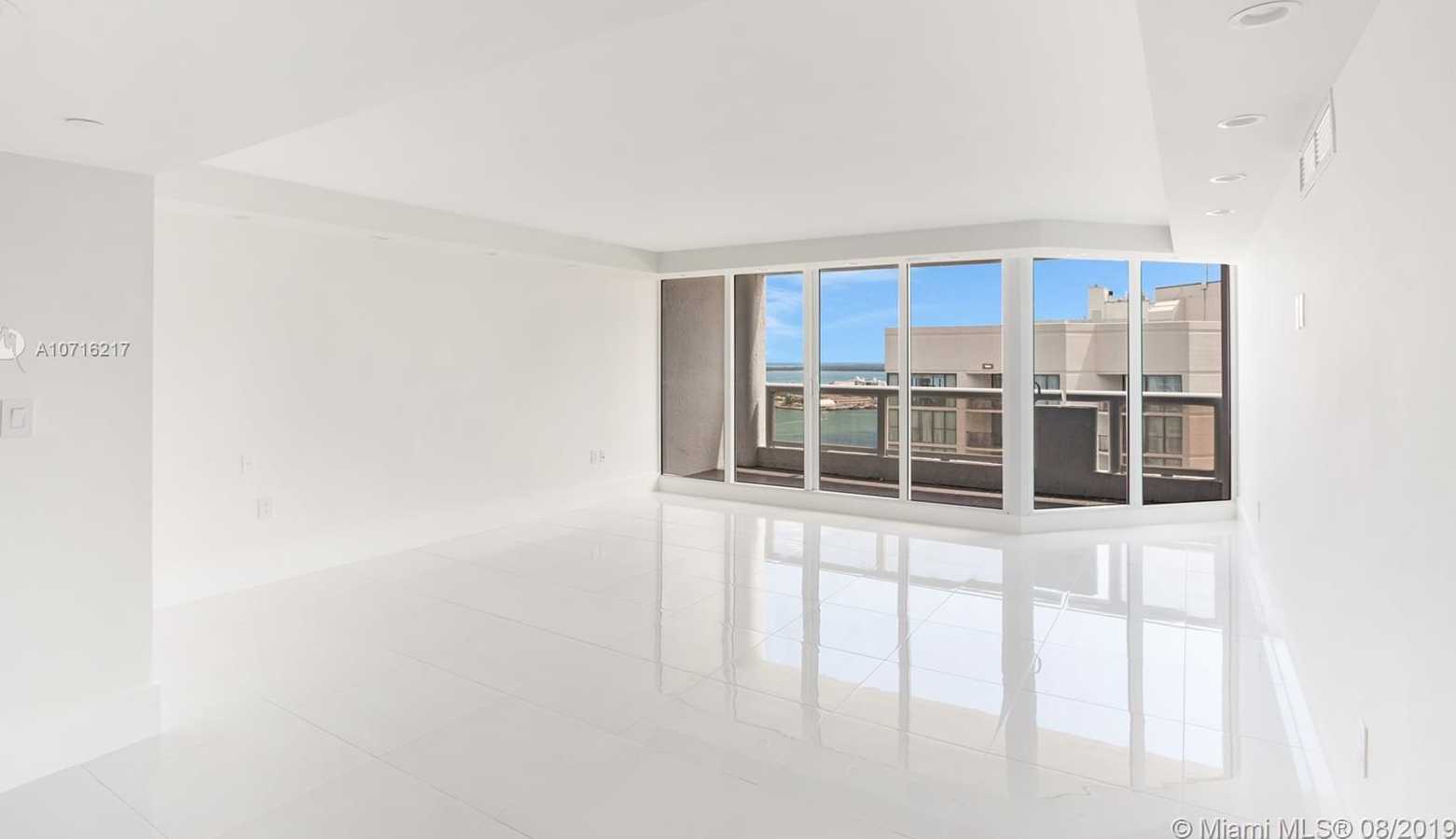 Small Image of The Grand Doubletree, 1717 N Bayshore Dr, Miami, FL 33132, USA Number 11