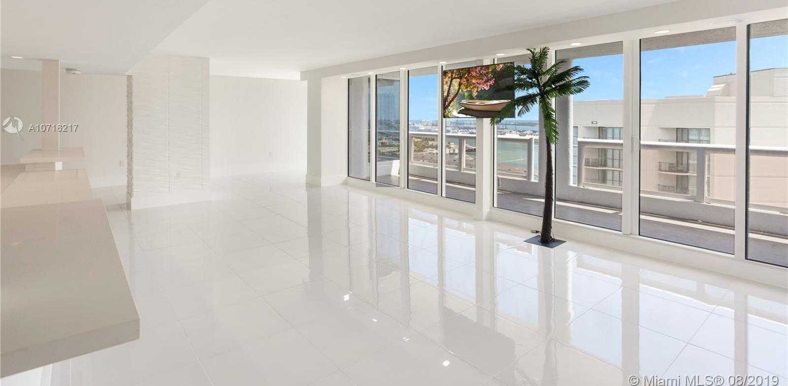 Small Image of The Grand Doubletree, 1717 N Bayshore Dr, Miami, FL 33132, USA Number 3