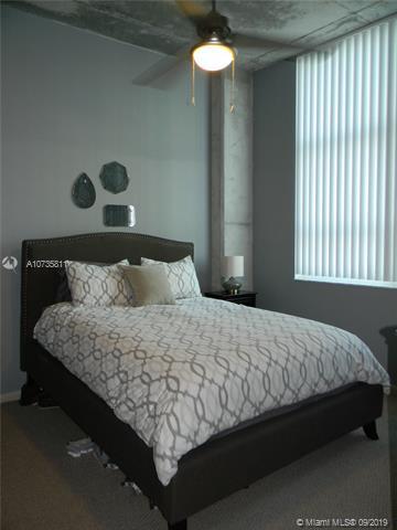 Small Image of 2001 BISCAYNE #3601, Miami Number 5