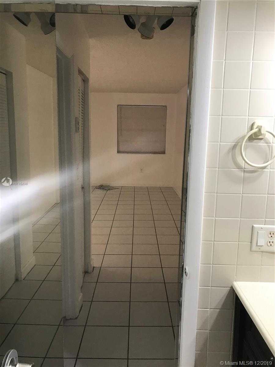Small Image of 1655 W 44th Pl, Hialeah, FL 33012, USA Number 19