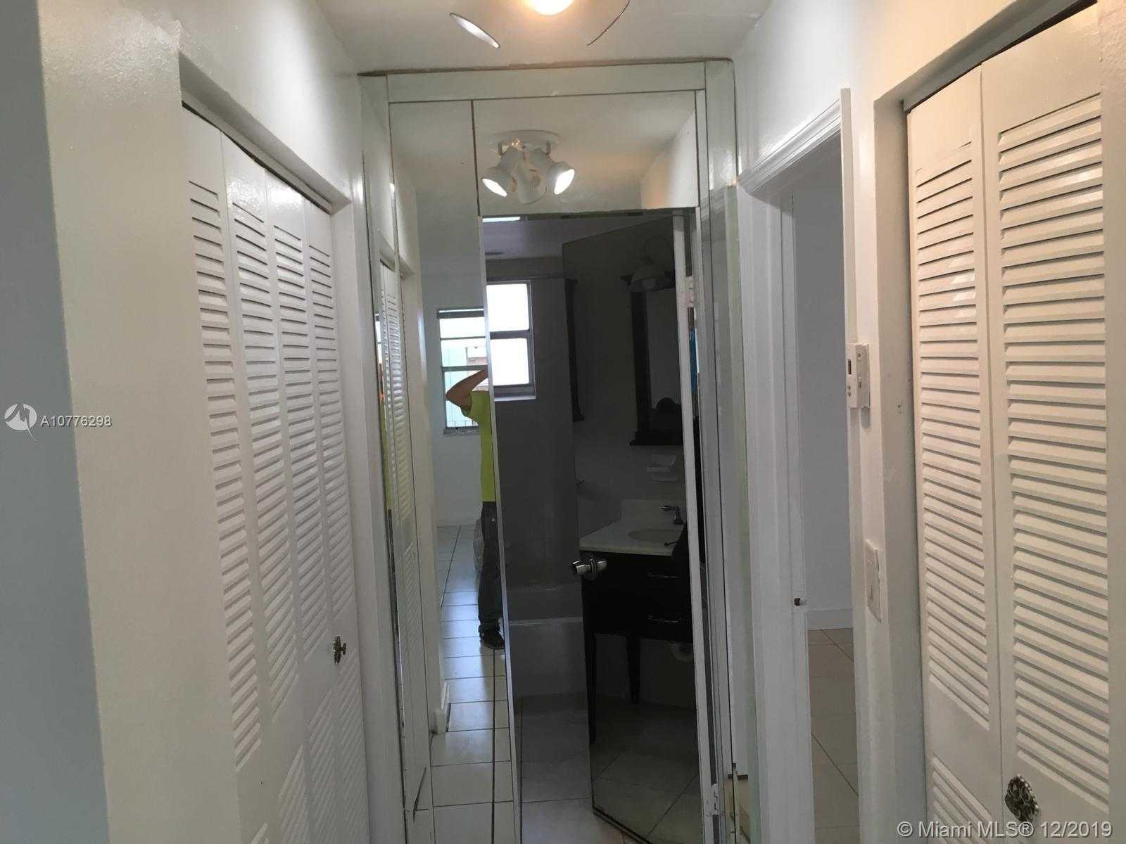 Small Image of 1655 W 44th Pl, Hialeah, FL 33012, USA Number 9