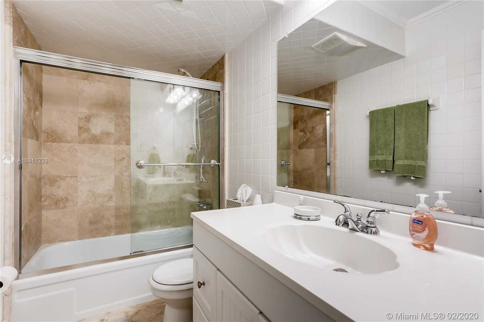 Small Image of 610 NE 12th Ave, Hallandale Beach, FL 33009, USA Number 10