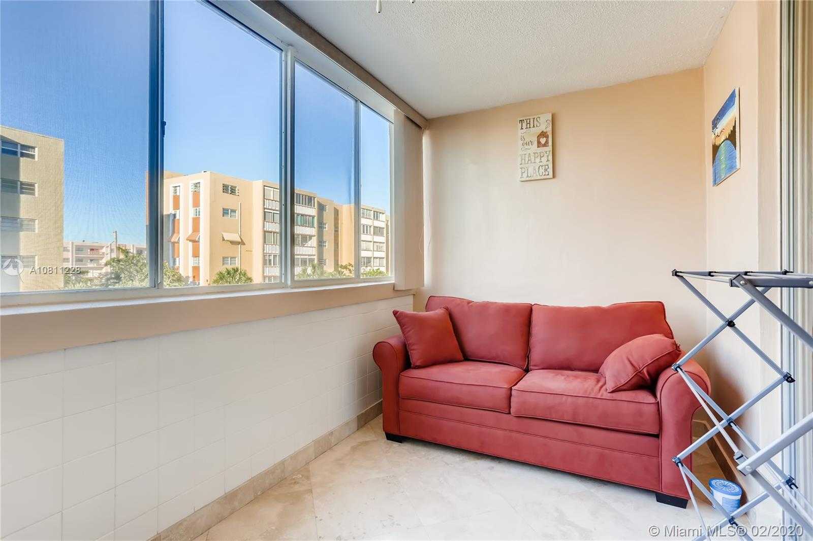 Small Image of 610 NE 12th Ave, Hallandale Beach, FL 33009, USA Number 11