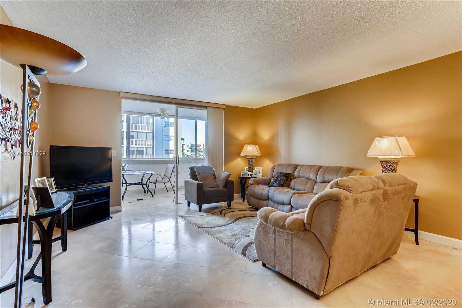 Small Image of 610 NE 12th Ave, Hallandale Beach, FL 33009, USA Number 2
