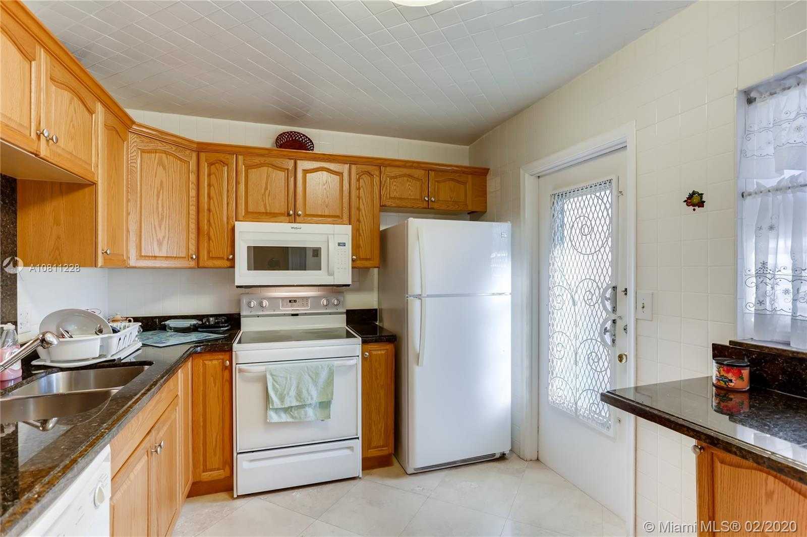 Small Image of 610 NE 12th Ave, Hallandale Beach, FL 33009, USA Number 4