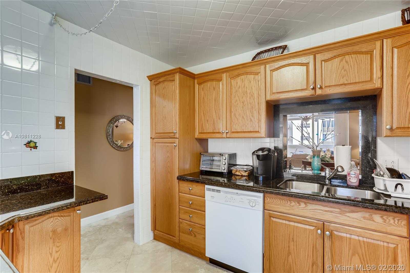 Small Image of 610 NE 12th Ave, Hallandale Beach, FL 33009, USA Number 5