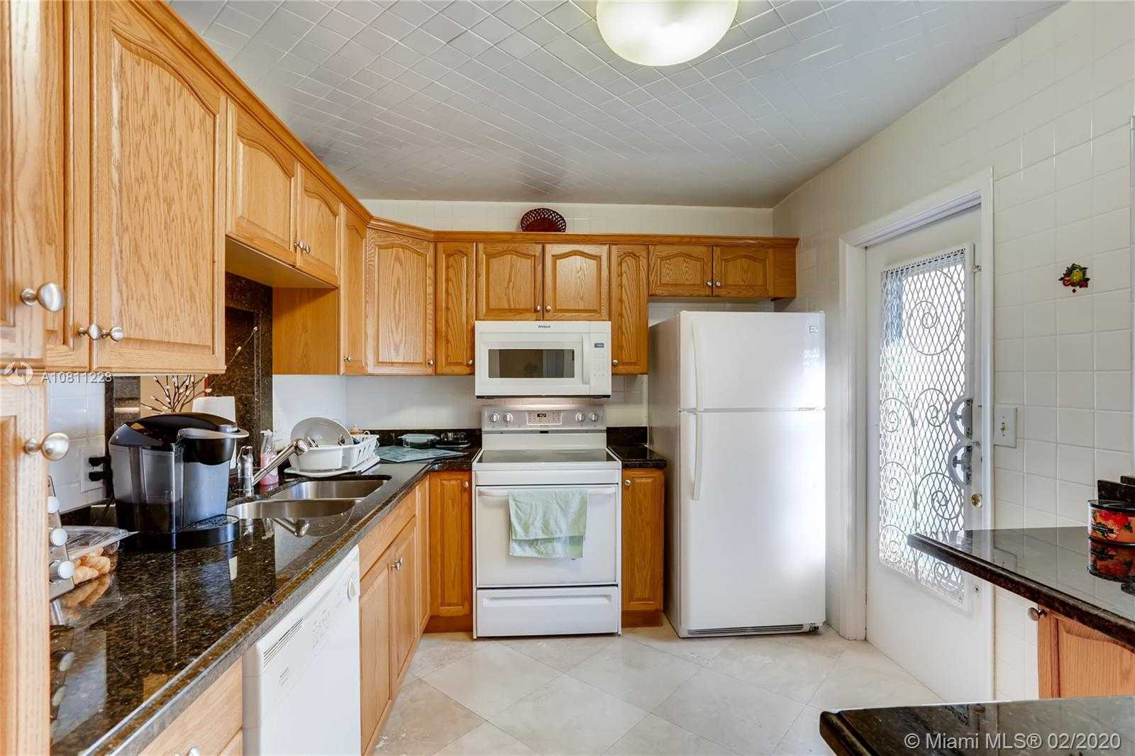 Small Image of 610 NE 12th Ave, Hallandale Beach, FL 33009, USA Number 6