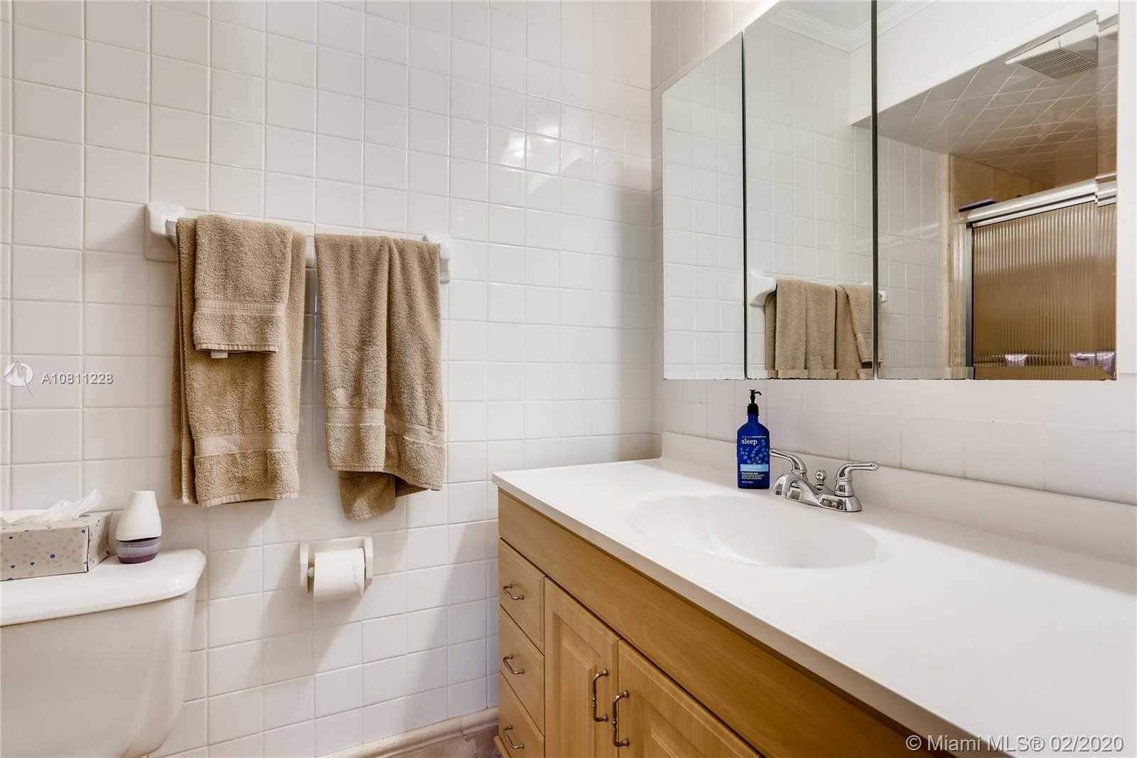 Small Image of 610 NE 12th Ave, Hallandale Beach, FL 33009, USA Number 8