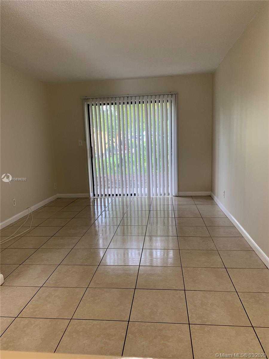 Small Image of 4020 LAKESIDE DR #4020, Tamarac Number 3