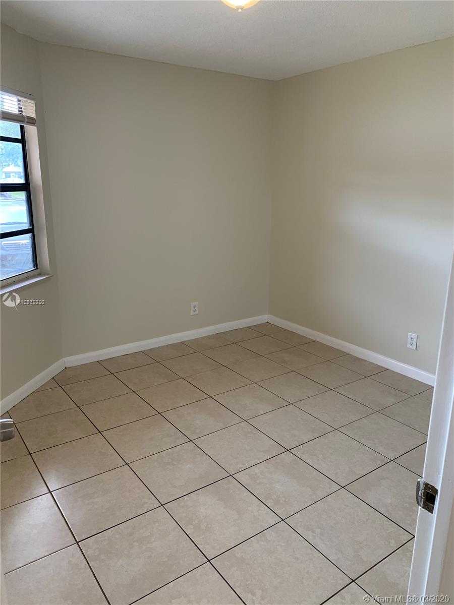 Small Image of 4020 LAKESIDE DR #4020, Tamarac Number 5