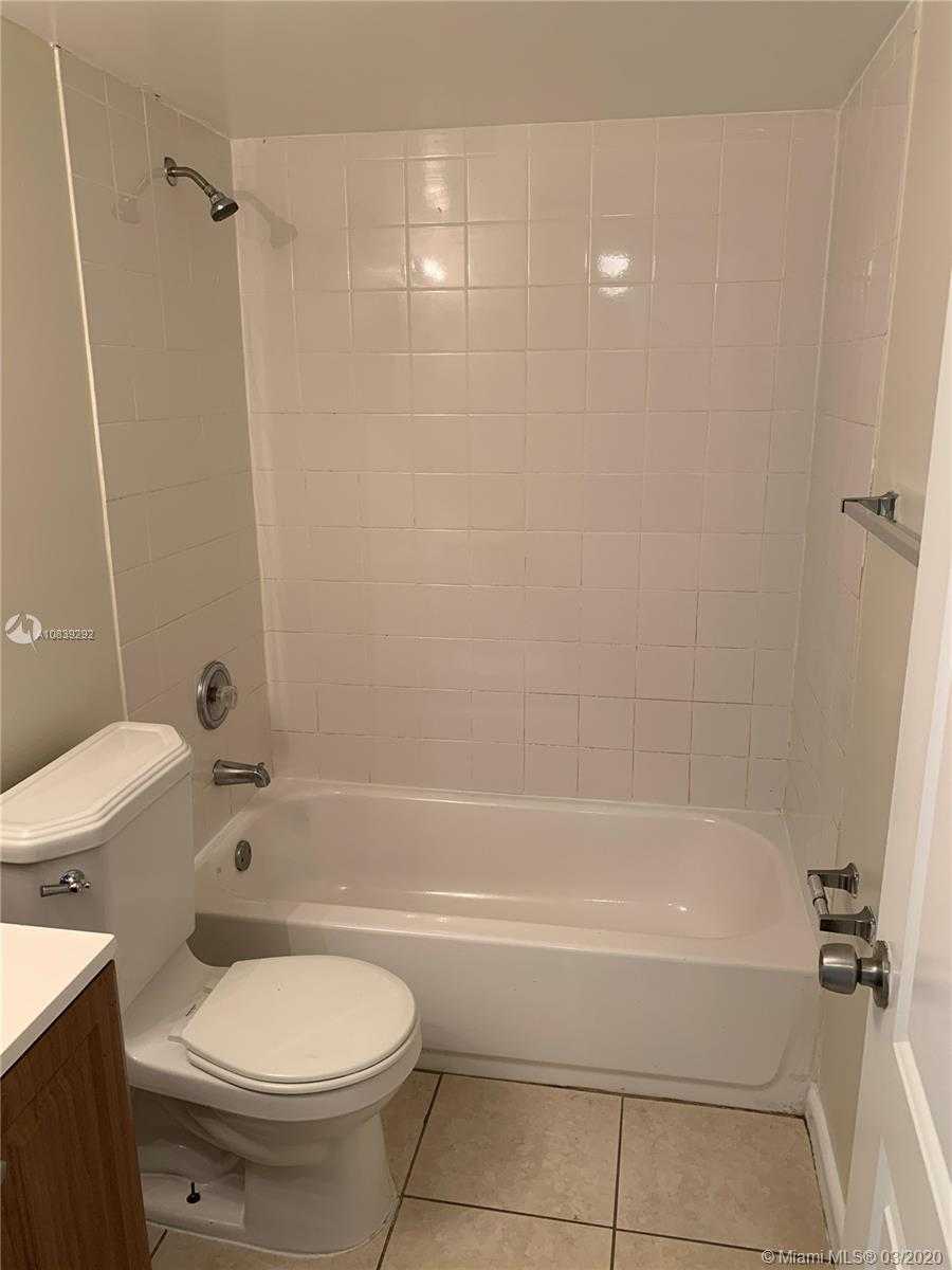 Small Image of 4020 LAKESIDE DR #4020, Tamarac Number 6